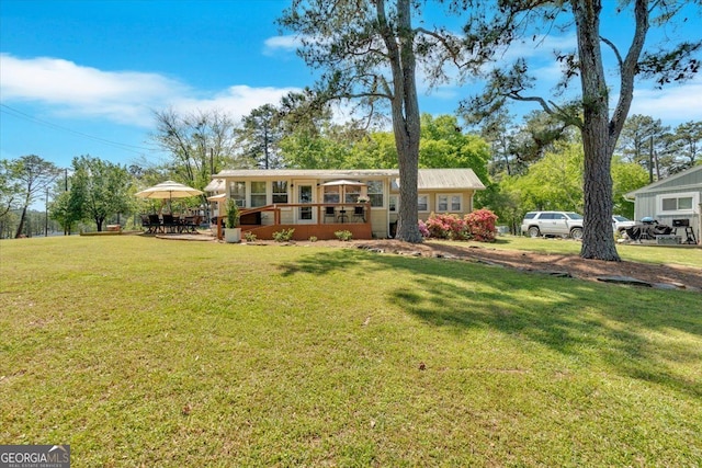 view of front of property featuring a front lawn