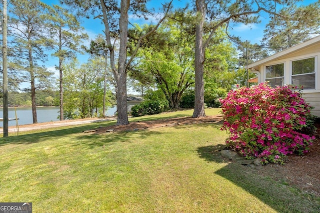 view of grassy yard featuring a water view