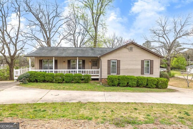 2285 Bascomb Carmel Rd, Woodstock, GA 30189 - ranch-style house featuring a porch and a front yard