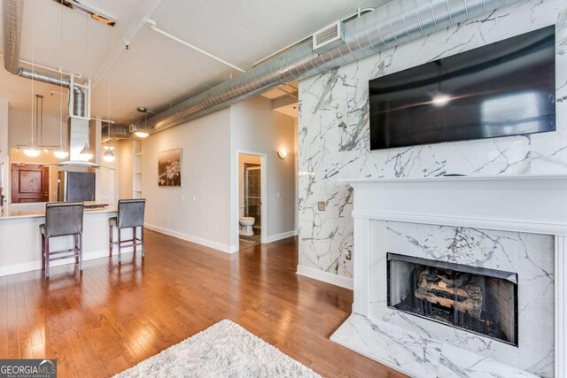3820 Roswell Rd NE Unit 902, Atlanta, GA 30342 - living room featuring baseboards, visible vents, wood finished floors, and a premium fireplace