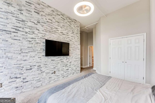 3820 Roswell Rd NE Unit 902, Atlanta, GA 30342 - carpeted bedroom with baseboards, a closet, and a chandelier