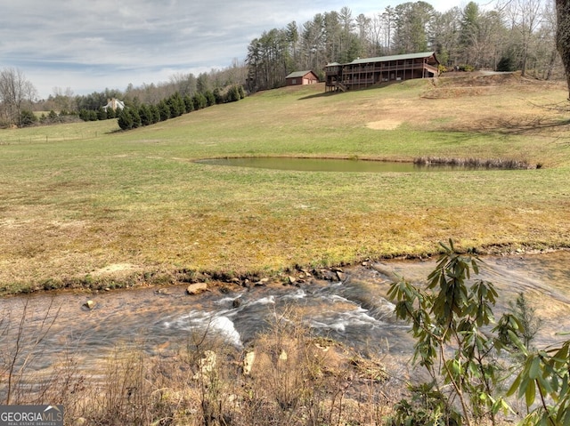 view of yard featuring a water view