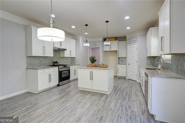 190 Crown Pointe Dr, Dawsonville, GA 30534 - kitchen featuring appliances with stainless steel finishes, a sink, tasteful backsplash, crown molding, and light wood finished floors