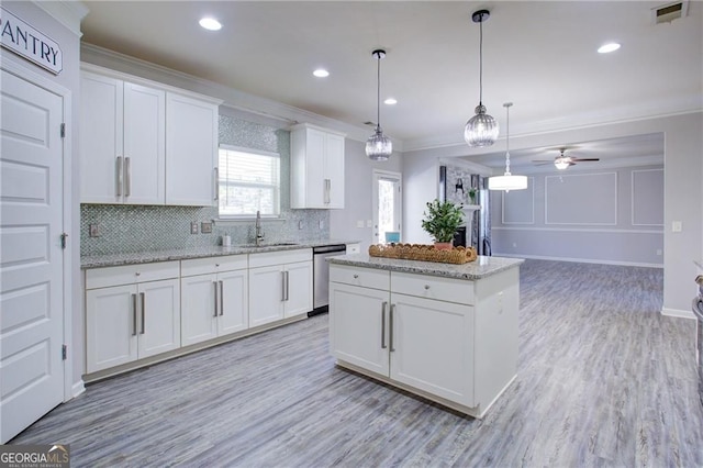 190 Crown Pointe Dr, Dawsonville, GA 30534 - kitchen with dishwasher, a sink, ornamental molding, a kitchen island, and a ceiling fan