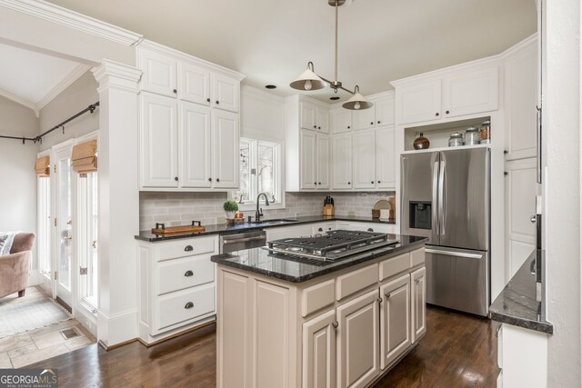 275 Tynebrae Pl, Roswell, GA 30075 - kitchen featuring a center island, a sink, appliances with stainless steel finishes, decorative backsplash, and lofted ceiling