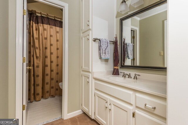 275 Tynebrae Pl, Roswell, GA 30075 - bathroom with vanity, toilet, a shower with shower curtain, and baseboards