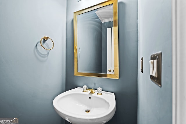 bathroom featuring a sink