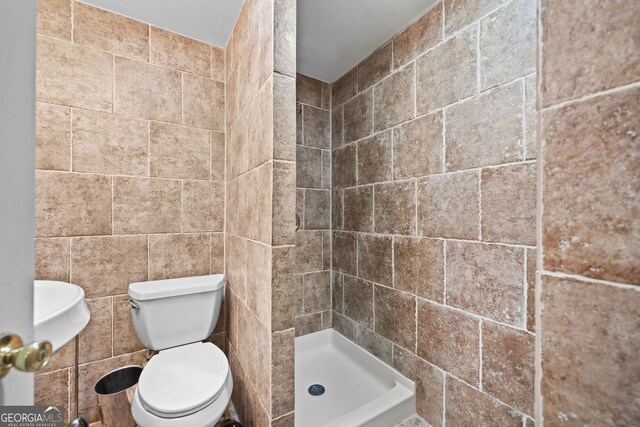 535 Woodbrook Way, Lawrenceville, GA 30043 - bathroom featuring a stall shower and tile walls