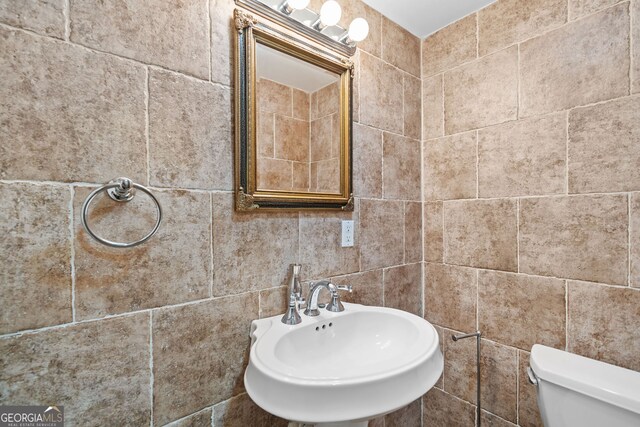 535 Woodbrook Way, Lawrenceville, GA 30043 - bathroom with tile walls