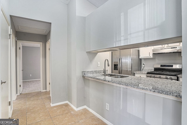 910 Brandon Hill Way, Jonesboro, GA 30238 - kitchen featuring stainless steel appliances, under cabinet range hood, a sink, white cabinetry, and baseboards