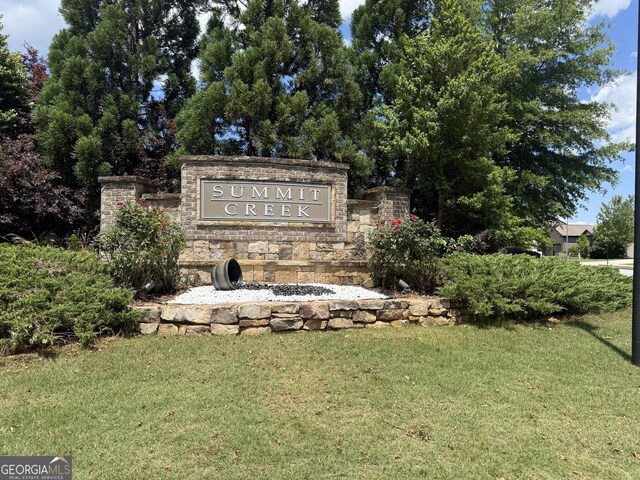 community sign with a lawn
