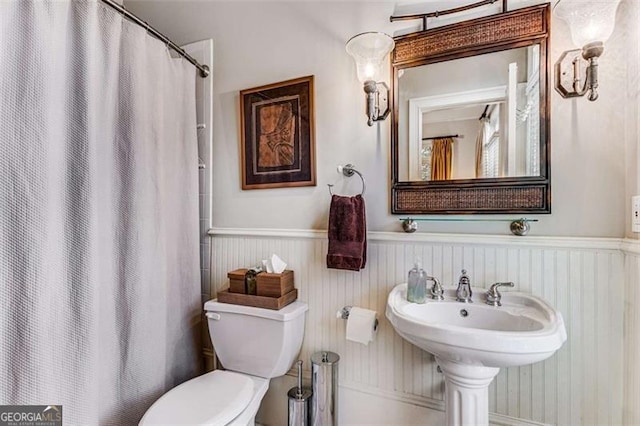 1109 Pine Grove Ave, Brookhaven, GA 30319 - full bathroom featuring wainscoting and a shower with shower curtain