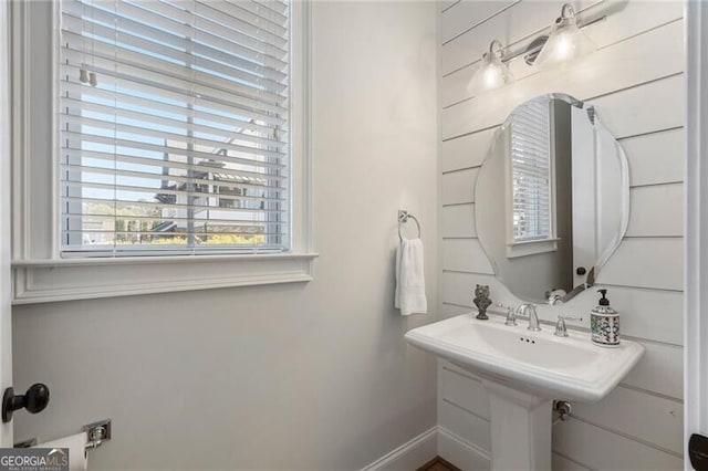 557 Stone Field Run NW, Marietta, GA 30060 - bathroom with baseboards