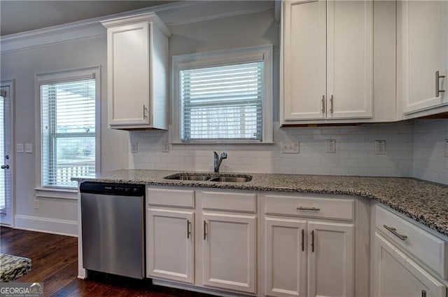 kitchen featuring dark wood-style floors, a sink, tasteful backsplash, baseboards, and dishwasher