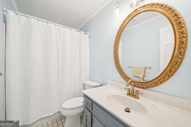 full bath featuring a shower with shower curtain, crown molding, toilet, vanity, and a textured ceiling