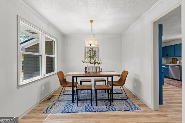 5697 Yatesville Hwy, Yatesville, GA 31097 - dining area featuring crown molding, visible vents, light wood-type flooring, and a textured ceiling