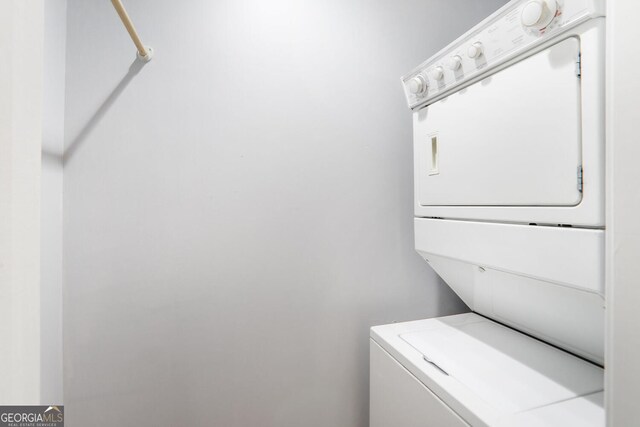 943 Peachtree St NE Unit 1003, Atlanta, GA 30309 - laundry room featuring stacked washer and clothes dryer