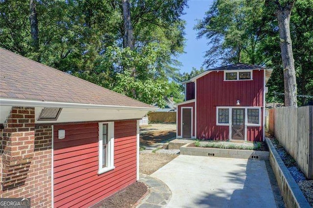 view of outdoor structure with an outdoor structure and a fenced backyard