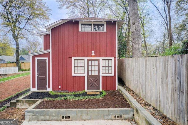 view of outdoor structure featuring an outbuilding and a fenced backyard