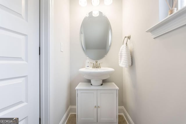 bathroom featuring a sink and baseboards