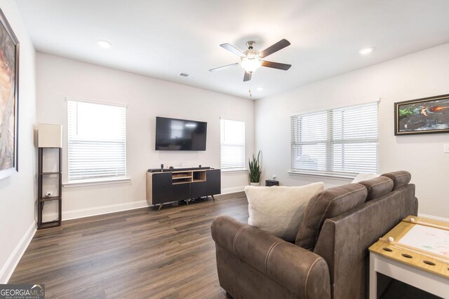living room with ceiling fan, visible vents, recessed lighting, dark wood-style flooring, and baseboards
