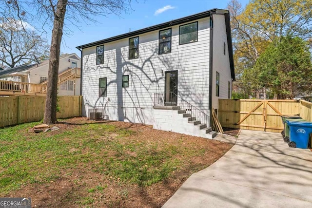 382 Deckner Ave SW, Atlanta, GA 30310 - view of front of home featuring a gate and fence