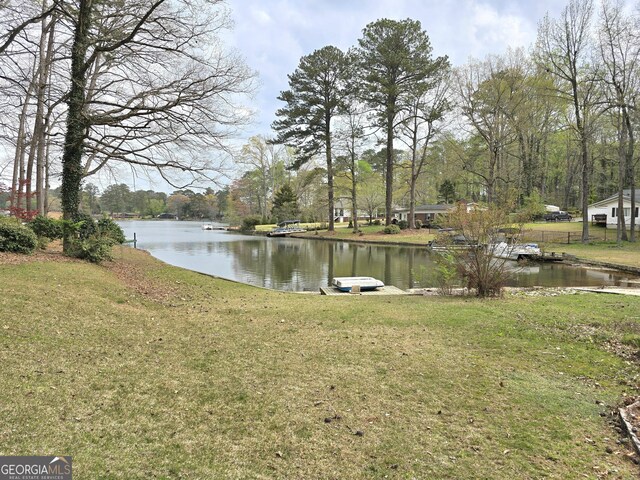 view of yard featuring a water view