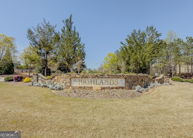 community / neighborhood sign featuring a yard