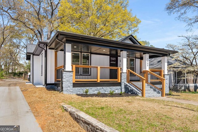 1569 Montreat Ave SW, Atlanta, GA 30311 - view of front of home with a porch and a front lawn
