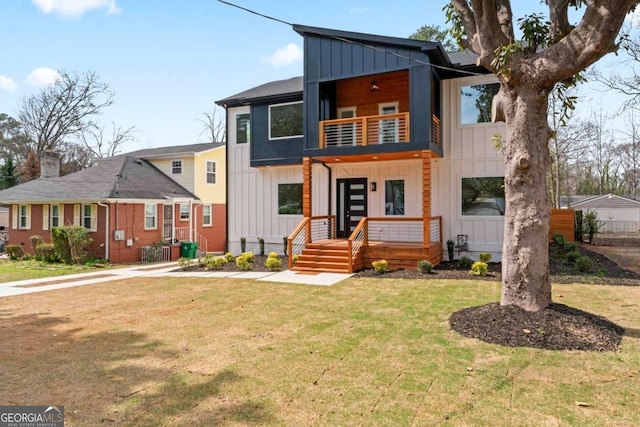 387 S Howard St SE, Atlanta, GA 30317 - contemporary home featuring board and batten siding, a balcony, and a front yard
