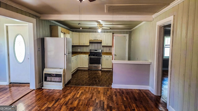 438 Wilkerson Rd SW, Rome, GA 30165 - kitchen featuring gas stove, freestanding refrigerator, ornamental molding, ceiling fan, and under cabinet range hood