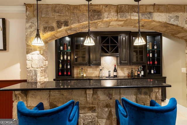 150 Inwood Ter, Roswell, GA 30075 - bar with crown molding, indoor wet bar, a sink, decorative light fixtures, and backsplash
