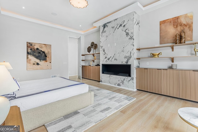 bedroom featuring baseboards, visible vents, light wood finished floors, and recessed lighting