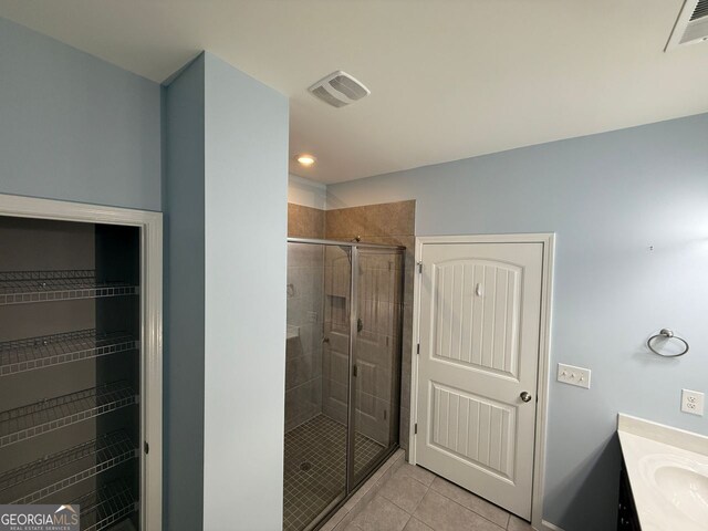 2460 Laurel Gate Ln, Cumming, GA 30040 - kitchen with recessed lighting, stainless steel appliances, light wood-style floors, a sink, and visible vents