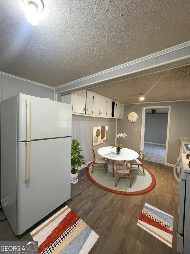 1911 Park Ave S, Tifton, GA 31794 - dining area with a textured ceiling, wood finished floors, baseboards, and crown molding