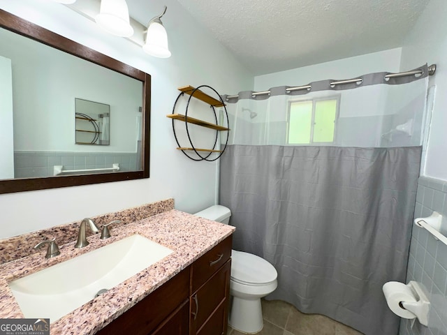 full bath with toilet, a textured ceiling, a shower with curtain, vanity, and tile patterned floors