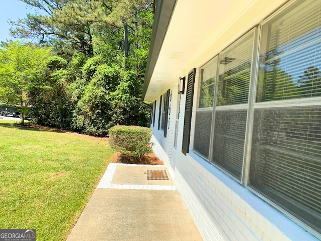 view of green lawn