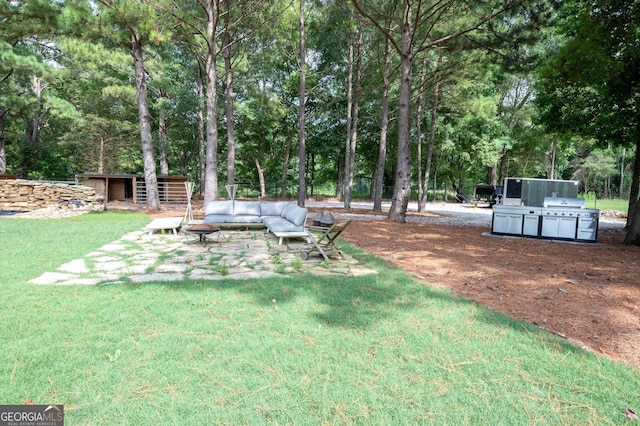 view of yard featuring an outdoor living space