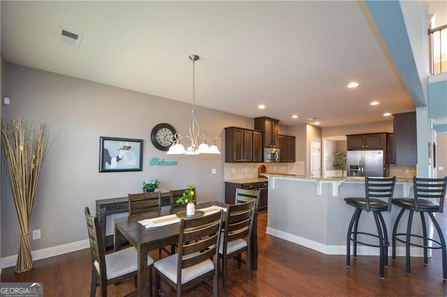 dining room with dark wood-style flooring, baseboards, a chandelier, recessed lighting, and visible vents