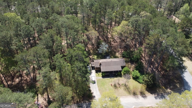 birds eye view of property featuring a forest view