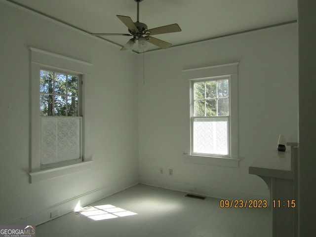 empty room with visible vents and ceiling fan