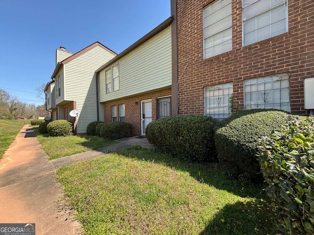 view of front of house featuring fence and a front yard