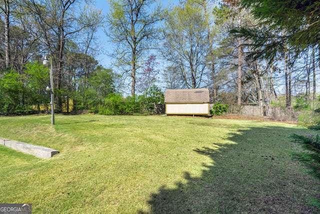 view of yard featuring an outbuilding and a shed