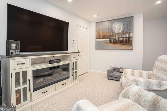 living area featuring baseboards, carpet floors, and recessed lighting