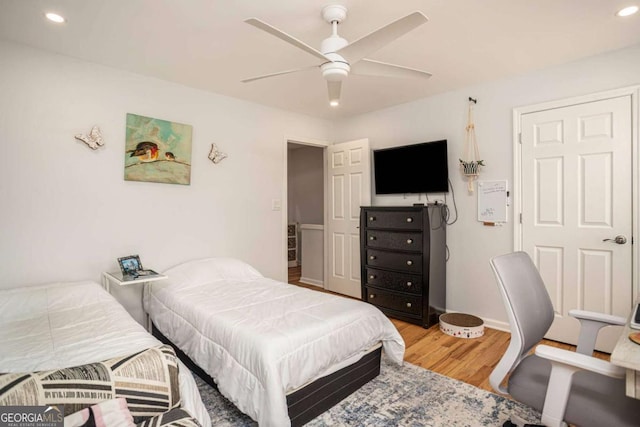 bedroom with baseboards, light wood-style floors, ceiling fan, and recessed lighting