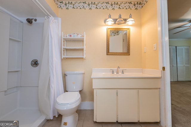 bathroom with vanity, baseboards, a ceiling fan, a shower with curtain, and toilet