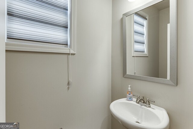 bathroom featuring a sink
