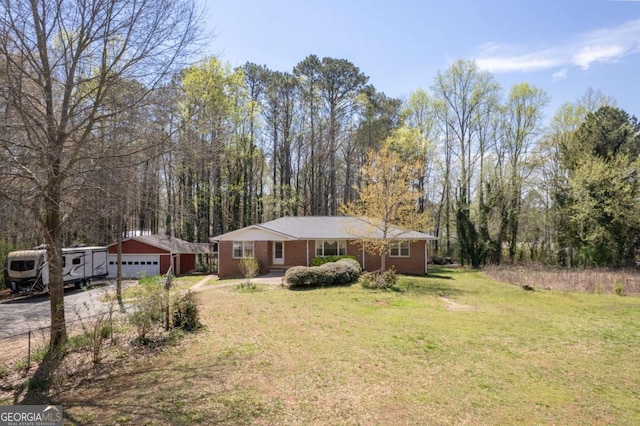 view of front of house featuring driveway and a front lawn