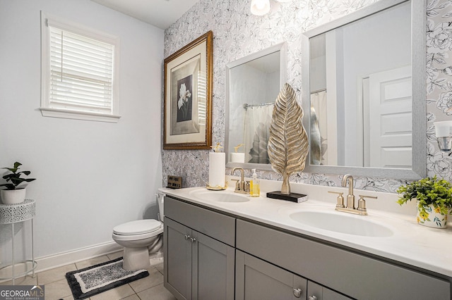 full bathroom featuring baseboards, a sink, toilet, and wallpapered walls