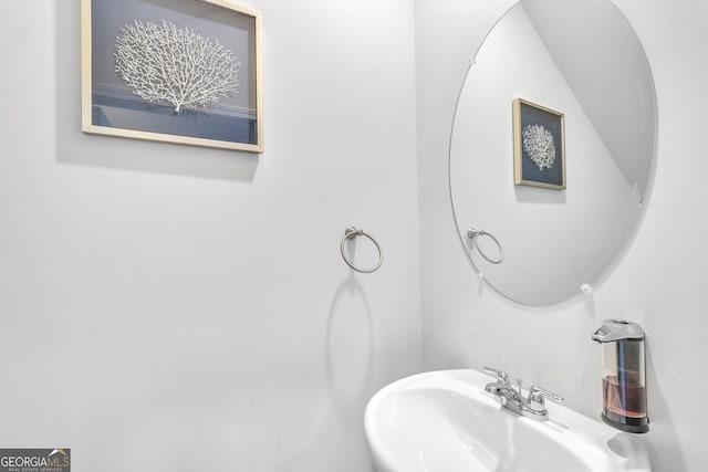 bathroom featuring a sink